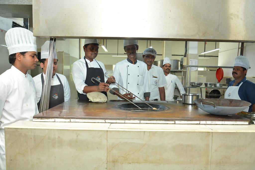 Hotel Palmyra Grand Suite - Tirunelveli Kültér fotó